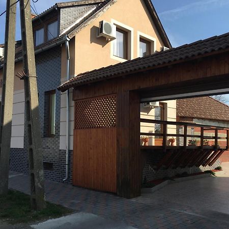 Abszolut Hotel Es Panzio Nyírbátor Buitenkant foto