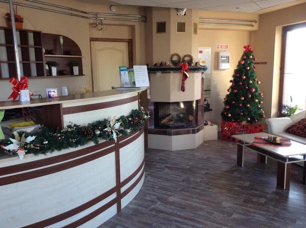 Abszolut Hotel Es Panzio Nyírbátor Buitenkant foto
