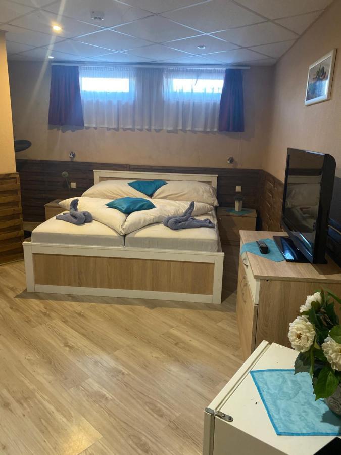 Abszolut Hotel Es Panzio Nyírbátor Buitenkant foto