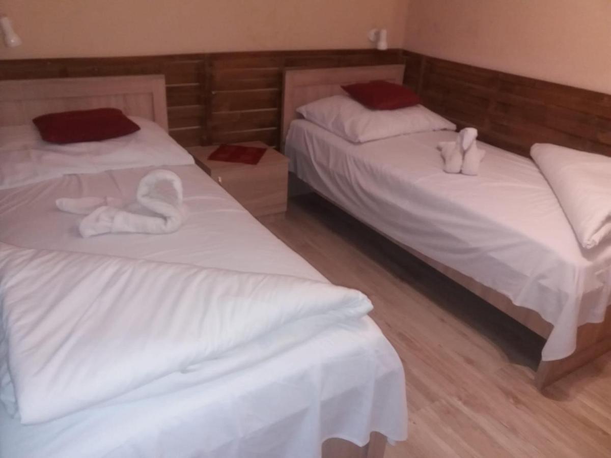 Abszolut Hotel Es Panzio Nyírbátor Buitenkant foto