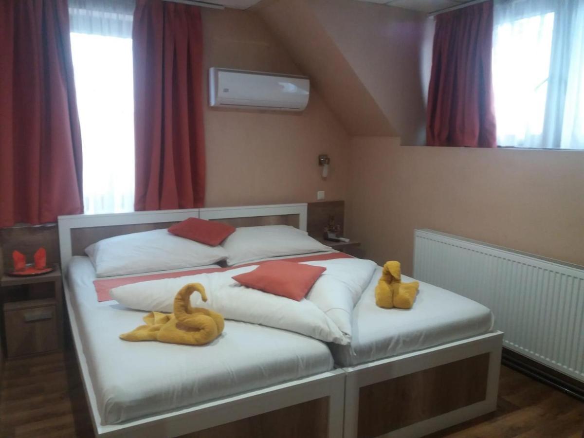 Abszolut Hotel Es Panzio Nyírbátor Buitenkant foto