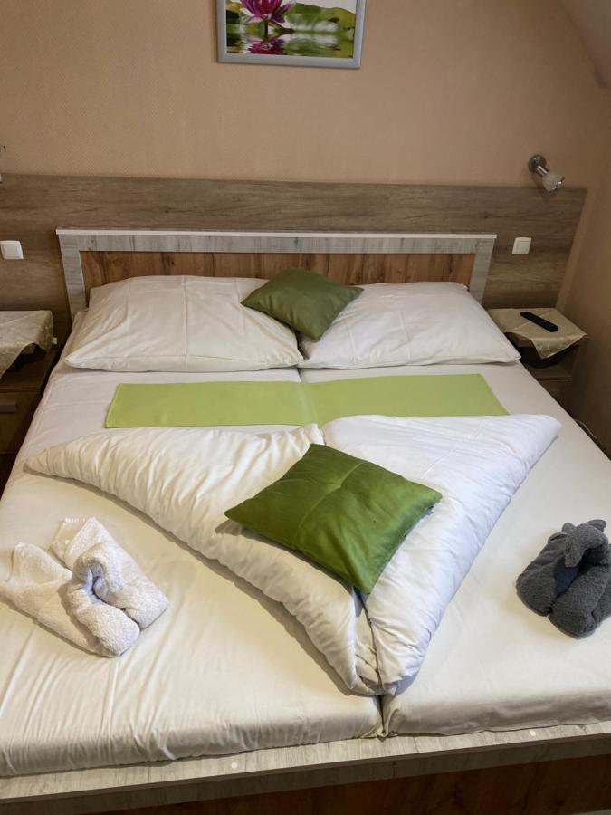 Abszolut Hotel Es Panzio Nyírbátor Buitenkant foto