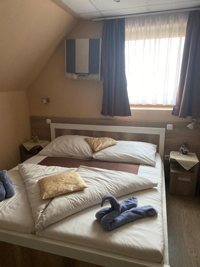 Abszolut Hotel Es Panzio Nyírbátor Buitenkant foto
