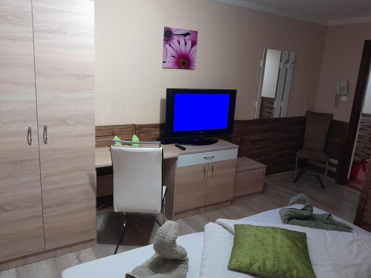 Abszolut Hotel Es Panzio Nyírbátor Buitenkant foto