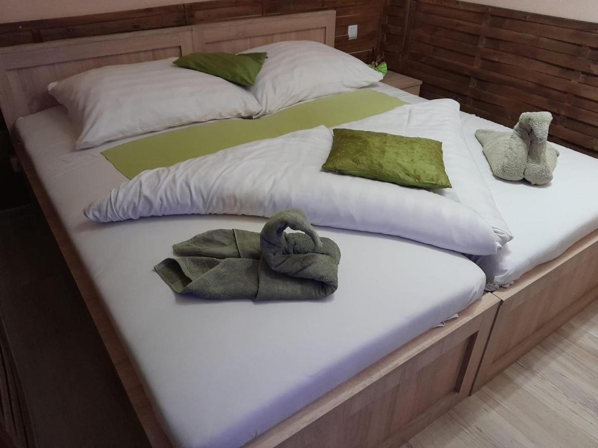 Abszolut Hotel Es Panzio Nyírbátor Buitenkant foto