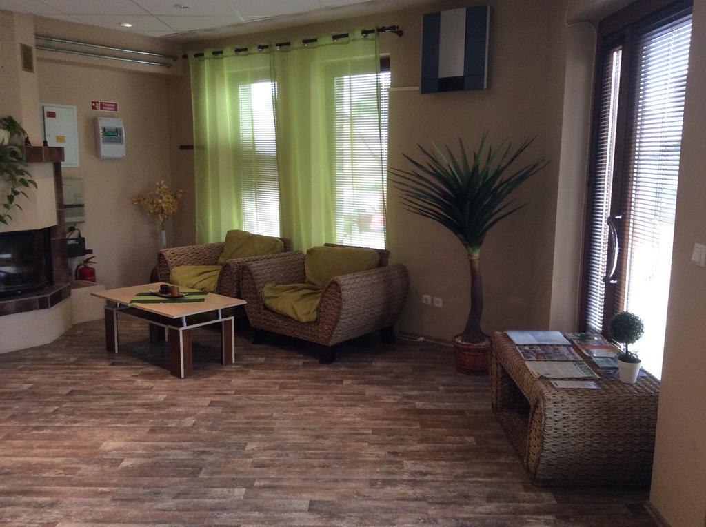 Abszolut Hotel Es Panzio Nyírbátor Buitenkant foto