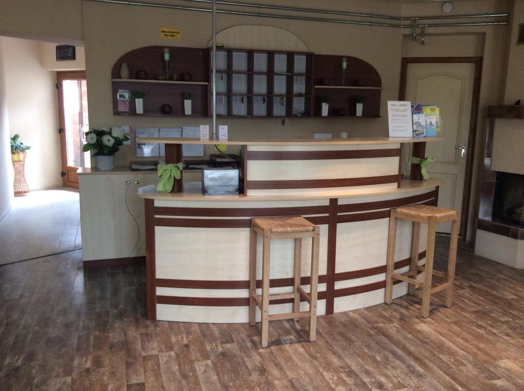 Abszolut Hotel Es Panzio Nyírbátor Buitenkant foto