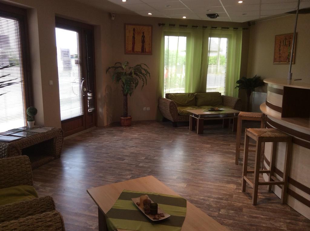 Abszolut Hotel Es Panzio Nyírbátor Buitenkant foto