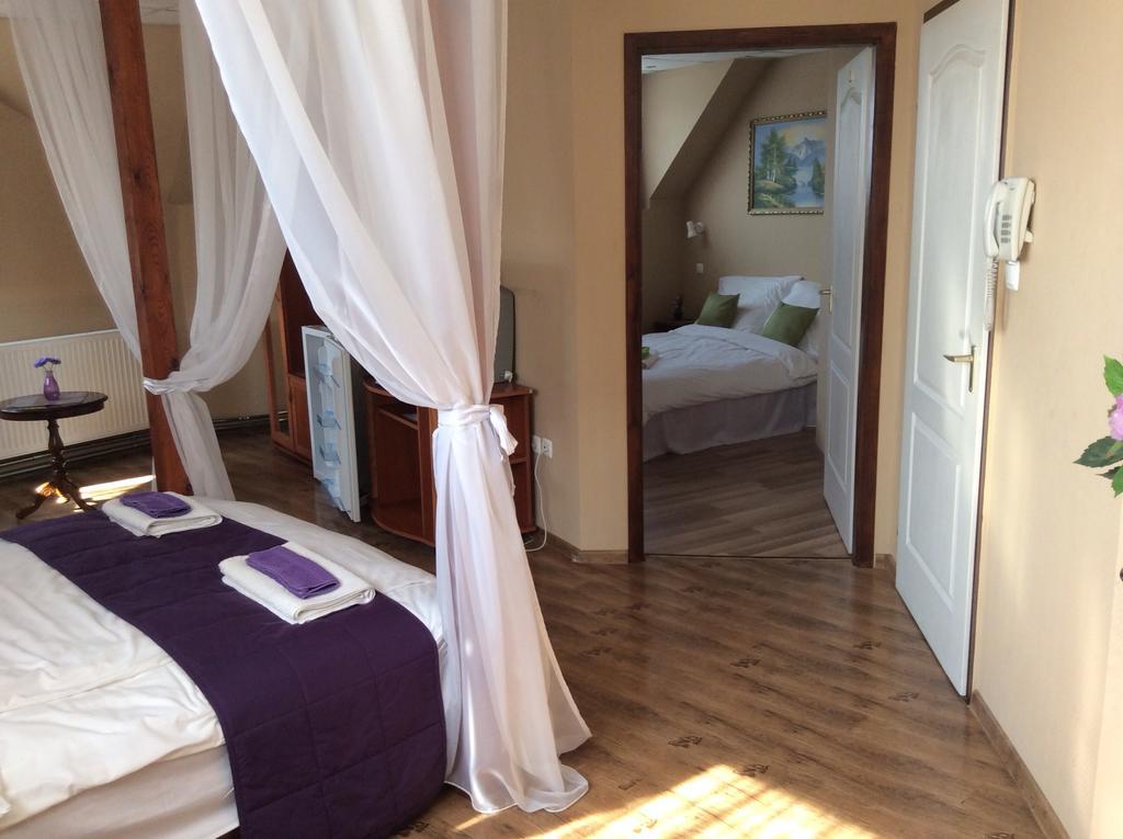 Abszolut Hotel Es Panzio Nyírbátor Buitenkant foto