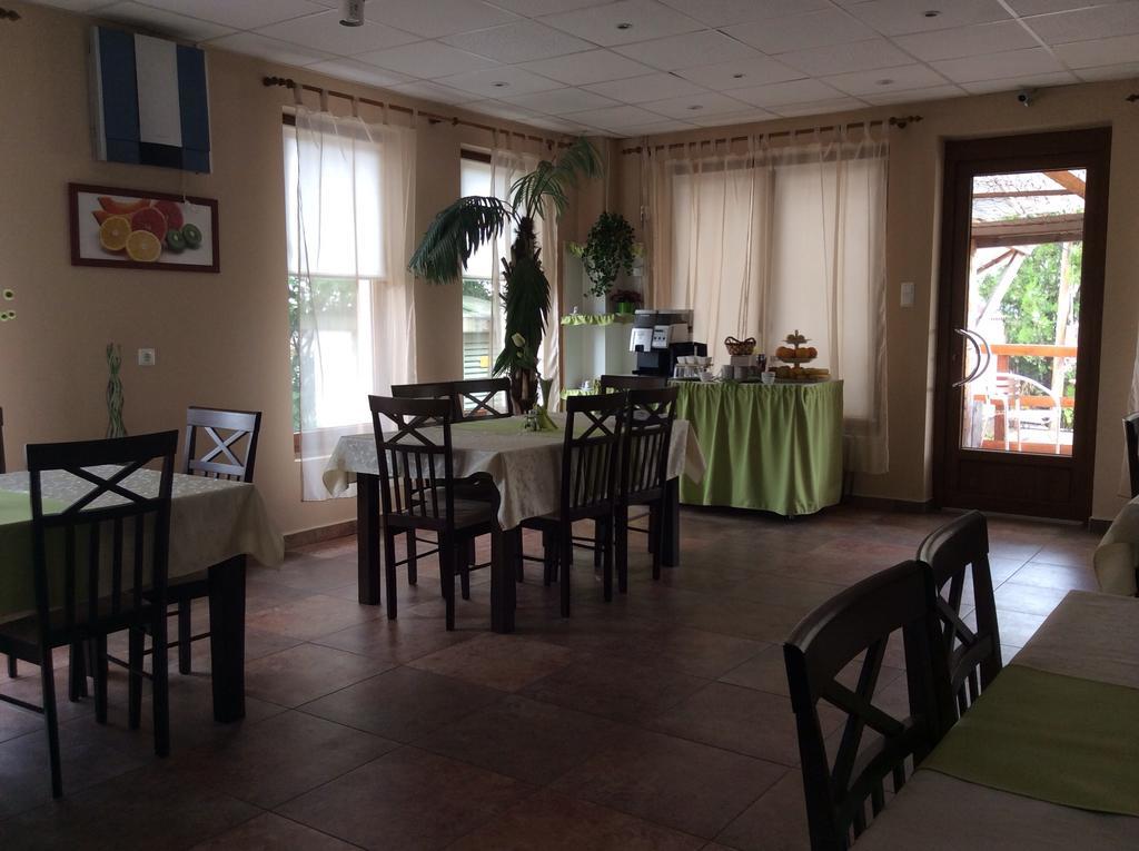 Abszolut Hotel Es Panzio Nyírbátor Buitenkant foto