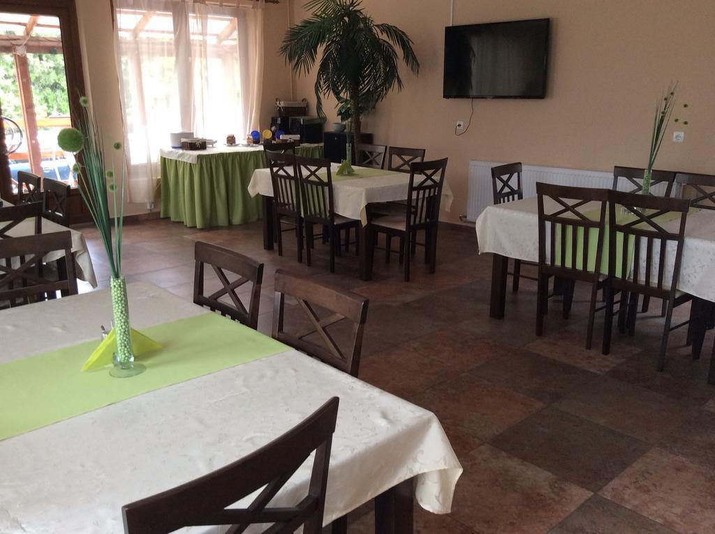 Abszolut Hotel Es Panzio Nyírbátor Buitenkant foto