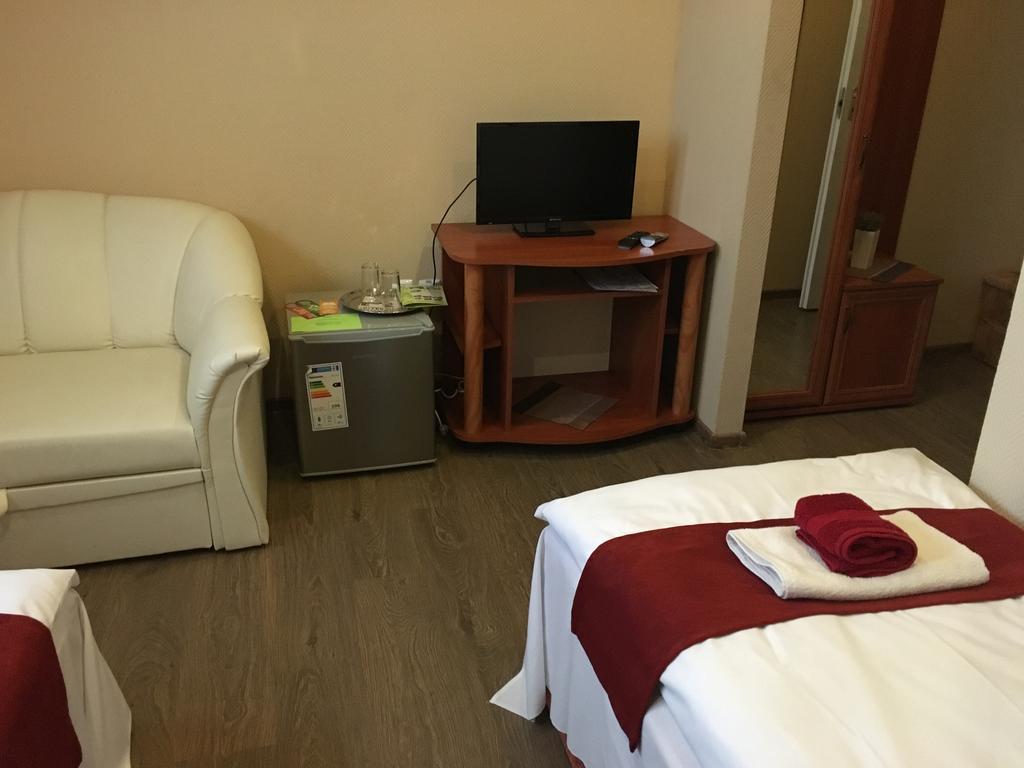 Abszolut Hotel Es Panzio Nyírbátor Buitenkant foto