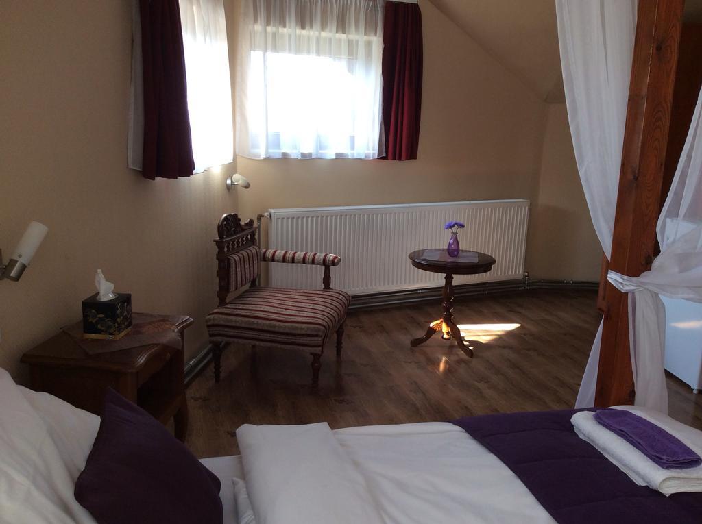Abszolut Hotel Es Panzio Nyírbátor Buitenkant foto