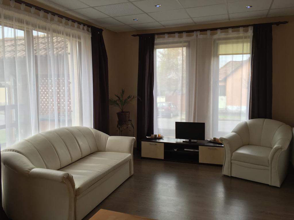Abszolut Hotel Es Panzio Nyírbátor Buitenkant foto