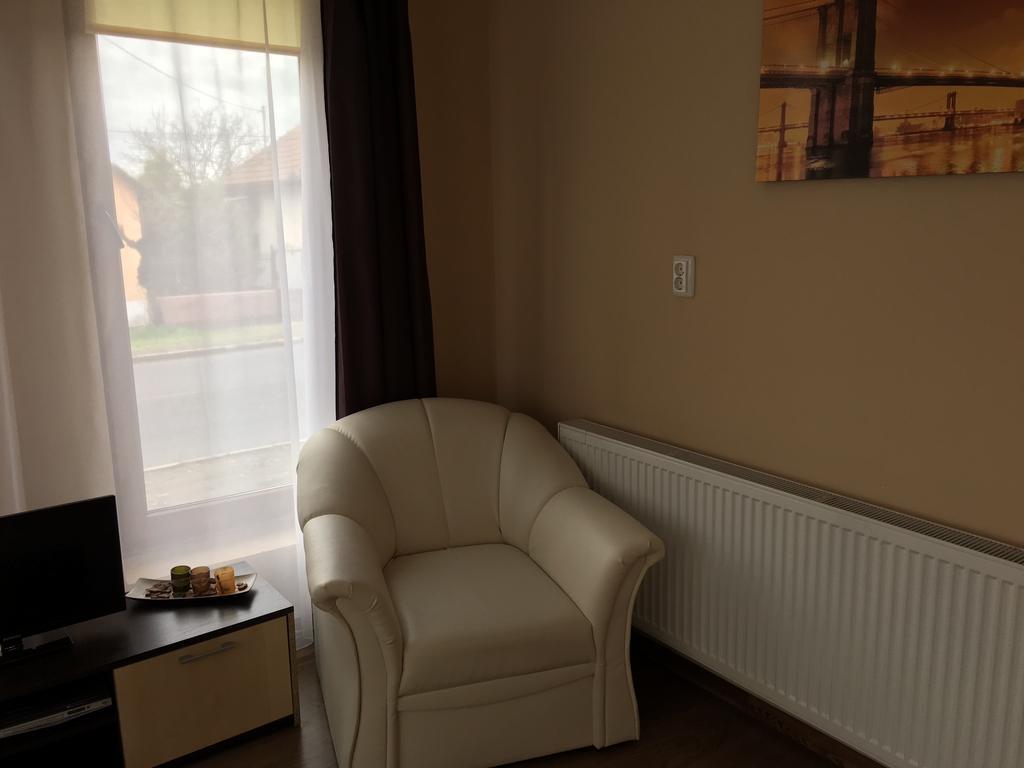 Abszolut Hotel Es Panzio Nyírbátor Buitenkant foto