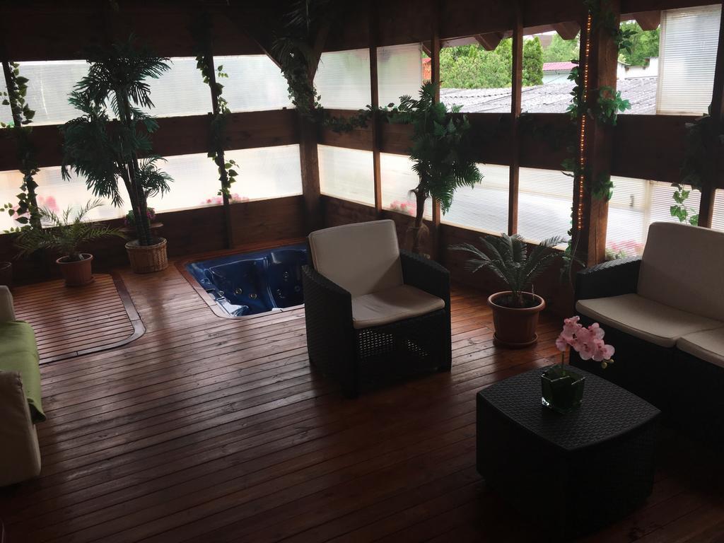Abszolut Hotel Es Panzio Nyírbátor Buitenkant foto