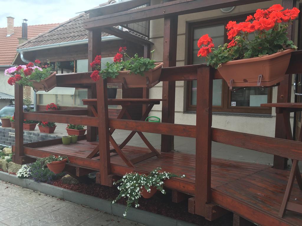 Abszolut Hotel Es Panzio Nyírbátor Buitenkant foto