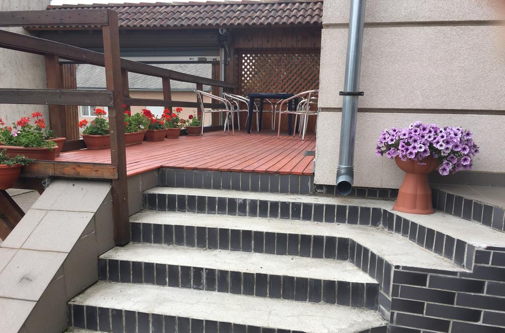 Abszolut Hotel Es Panzio Nyírbátor Buitenkant foto