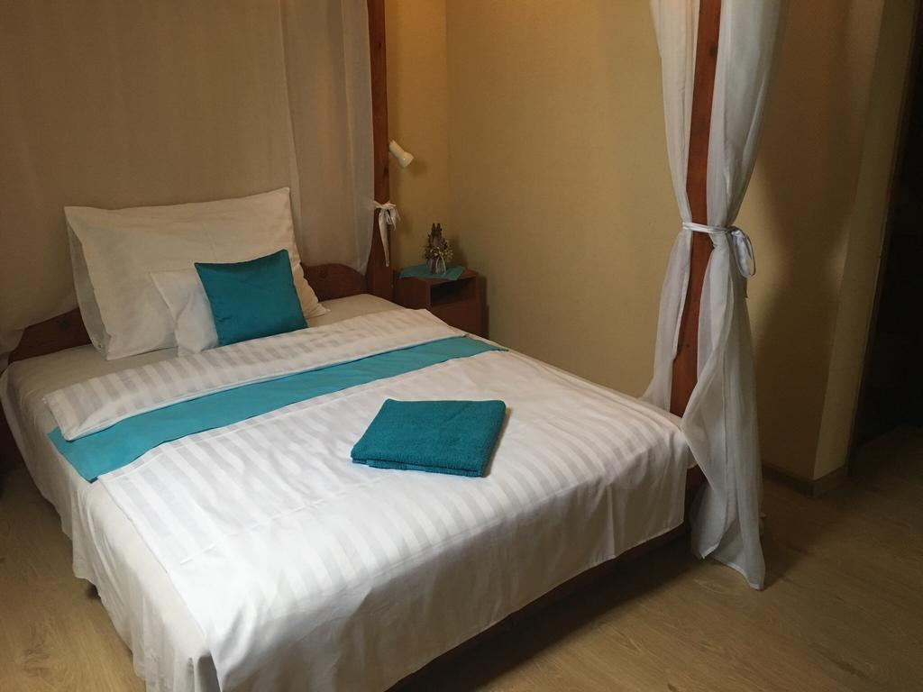 Abszolut Hotel Es Panzio Nyírbátor Buitenkant foto