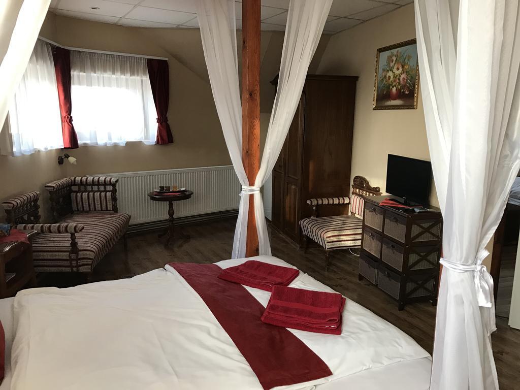 Abszolut Hotel Es Panzio Nyírbátor Buitenkant foto