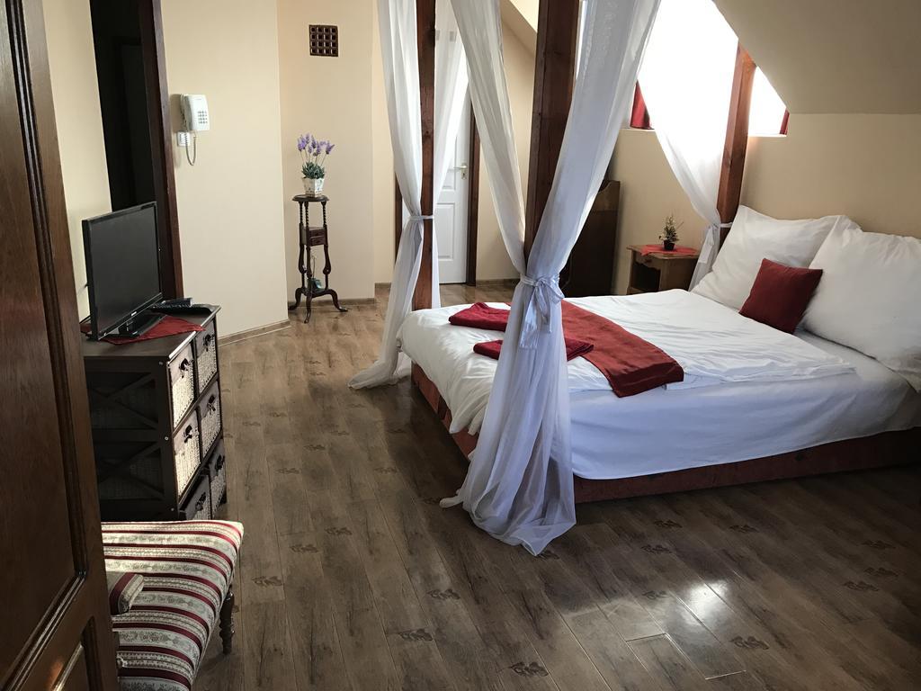 Abszolut Hotel Es Panzio Nyírbátor Buitenkant foto