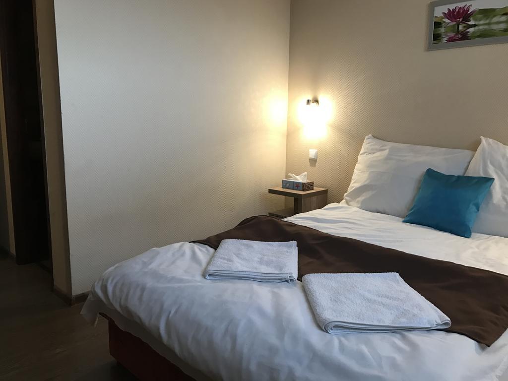 Abszolut Hotel Es Panzio Nyírbátor Buitenkant foto