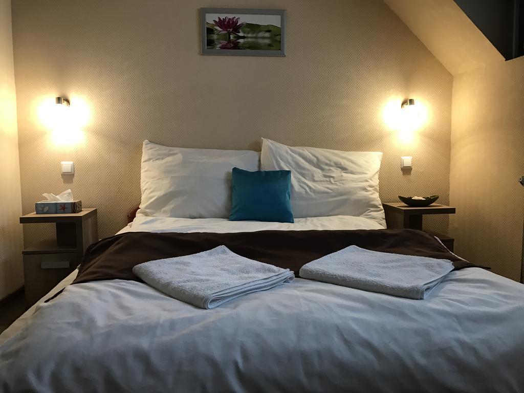 Abszolut Hotel Es Panzio Nyírbátor Buitenkant foto