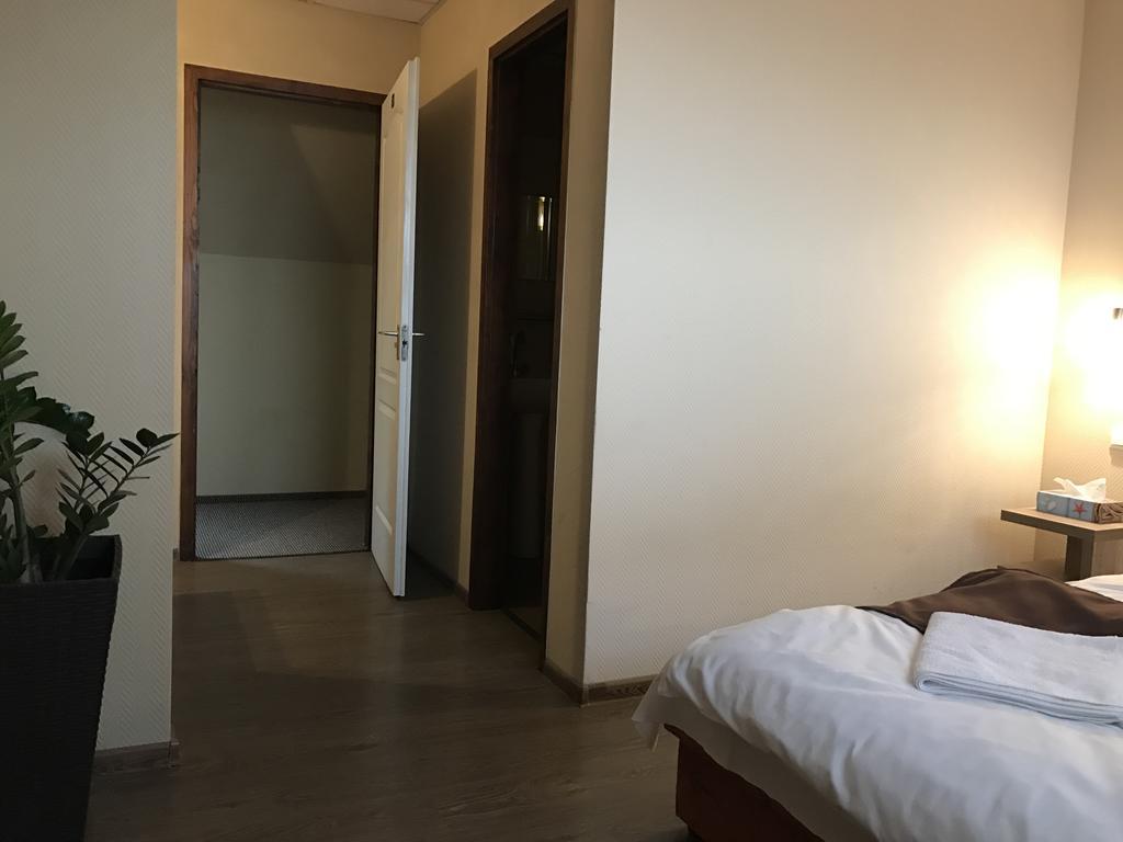 Abszolut Hotel Es Panzio Nyírbátor Buitenkant foto