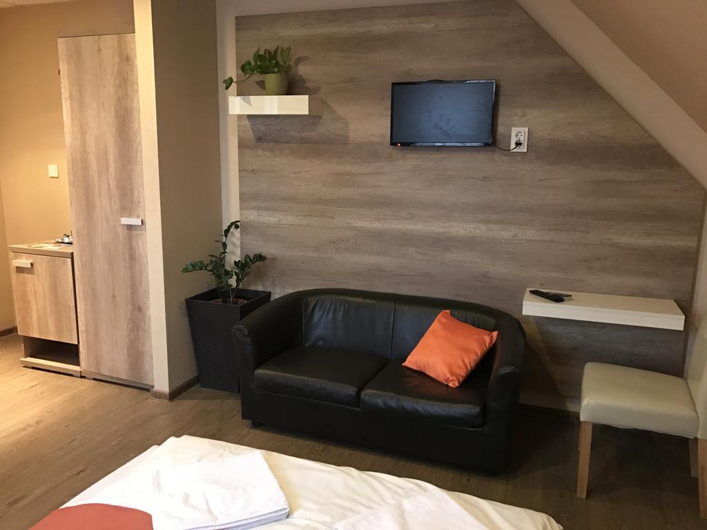 Abszolut Hotel Es Panzio Nyírbátor Buitenkant foto