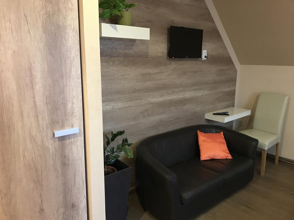 Abszolut Hotel Es Panzio Nyírbátor Buitenkant foto