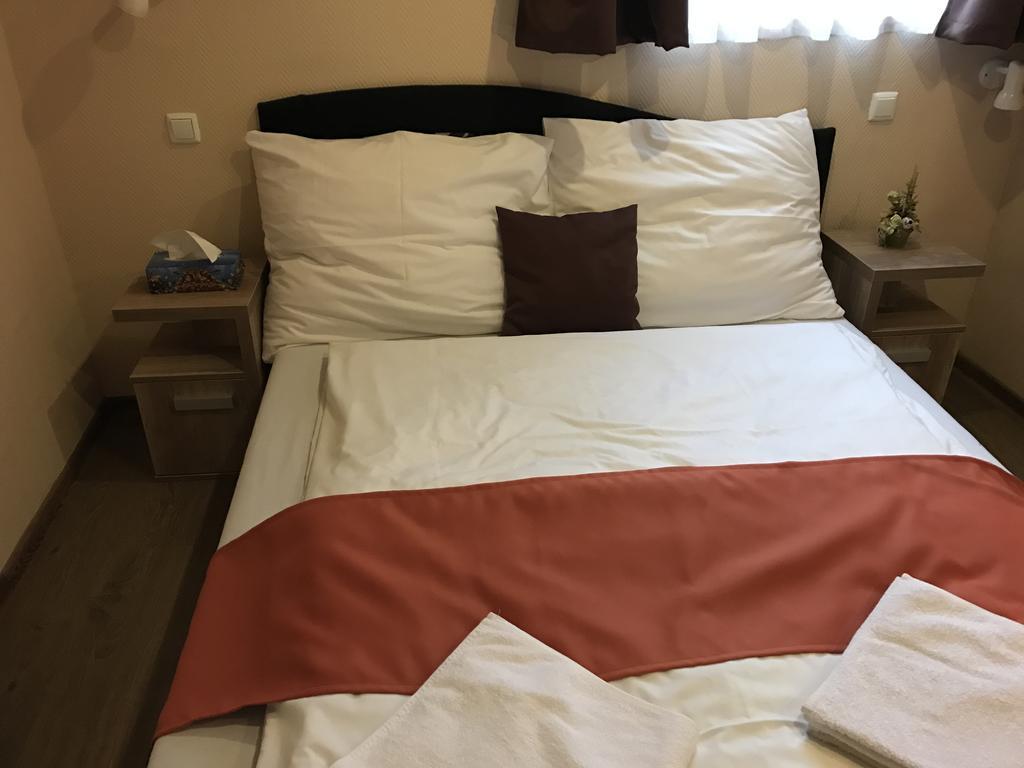 Abszolut Hotel Es Panzio Nyírbátor Buitenkant foto