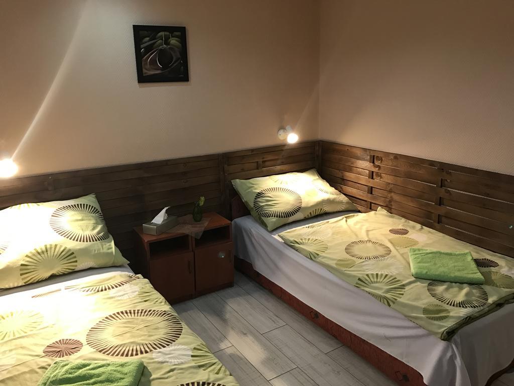 Abszolut Hotel Es Panzio Nyírbátor Buitenkant foto