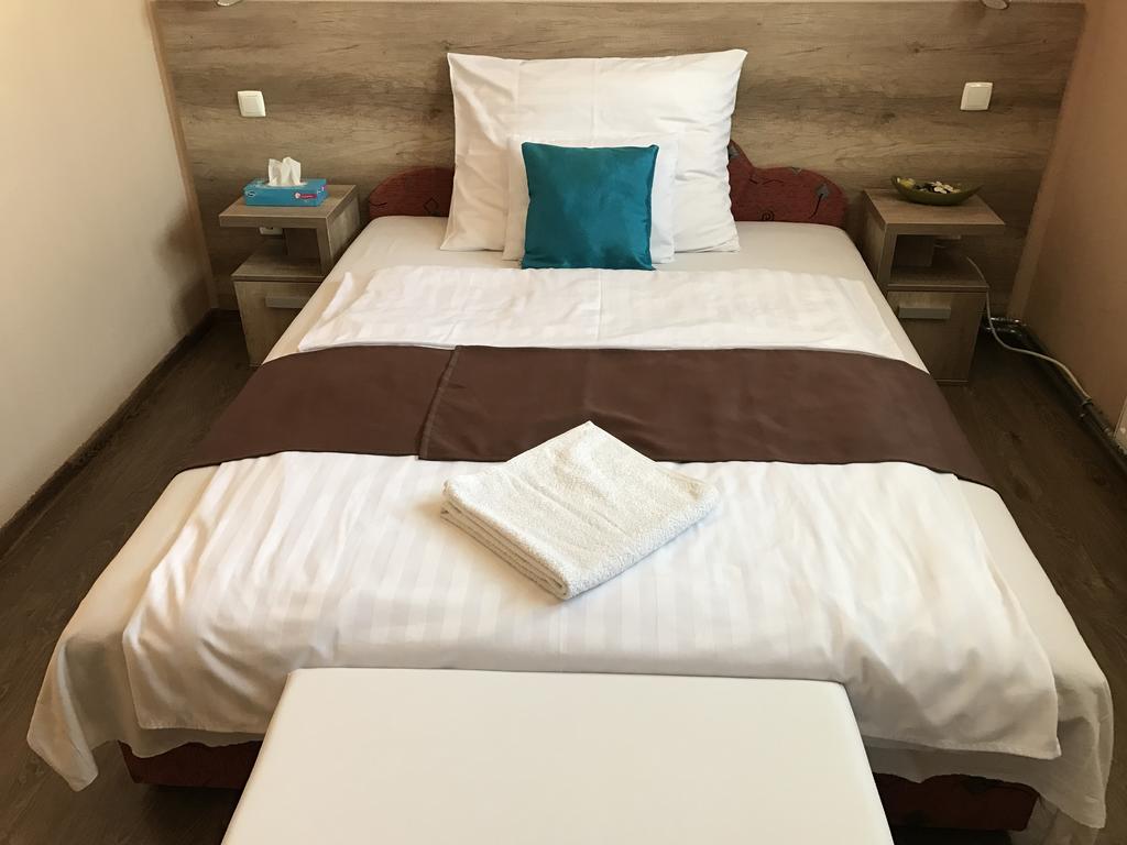 Abszolut Hotel Es Panzio Nyírbátor Buitenkant foto