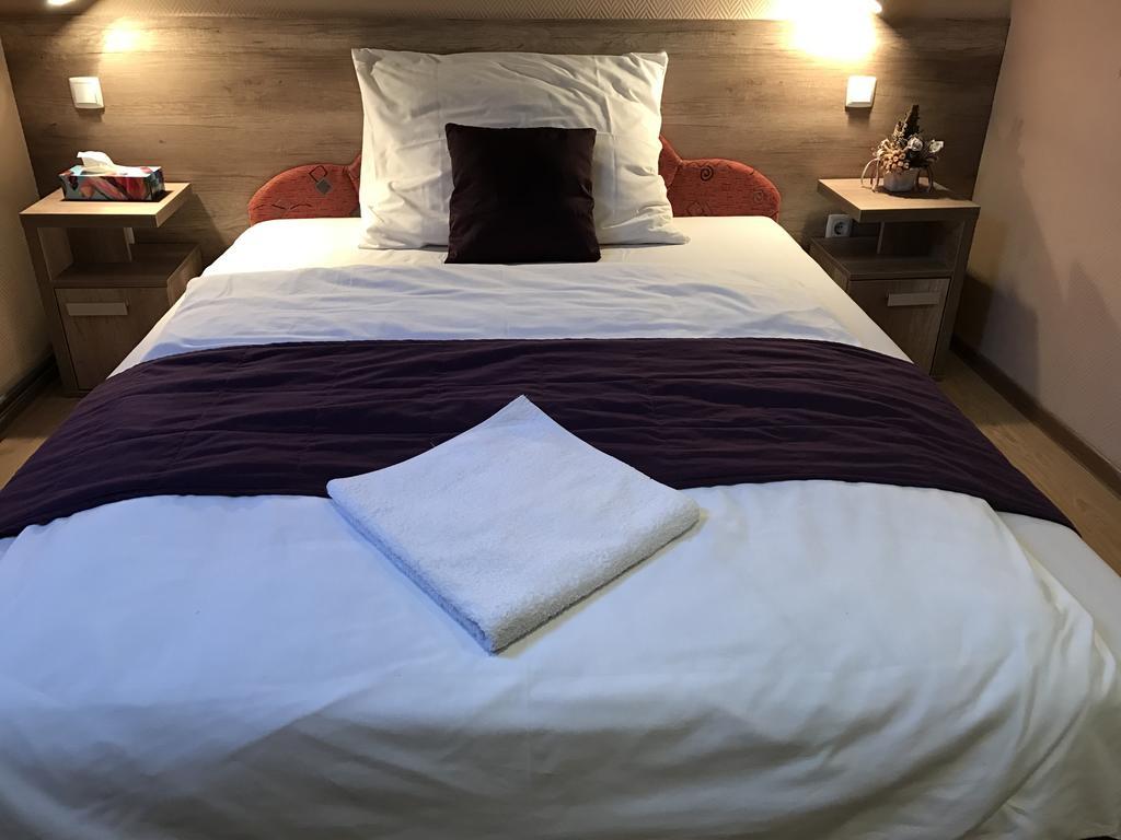 Abszolut Hotel Es Panzio Nyírbátor Buitenkant foto