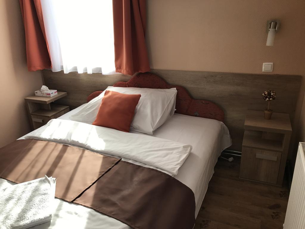 Abszolut Hotel Es Panzio Nyírbátor Buitenkant foto