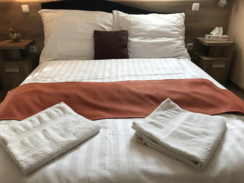 Abszolut Hotel Es Panzio Nyírbátor Buitenkant foto