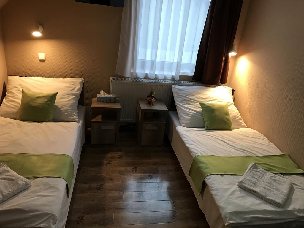 Abszolut Hotel Es Panzio Nyírbátor Buitenkant foto