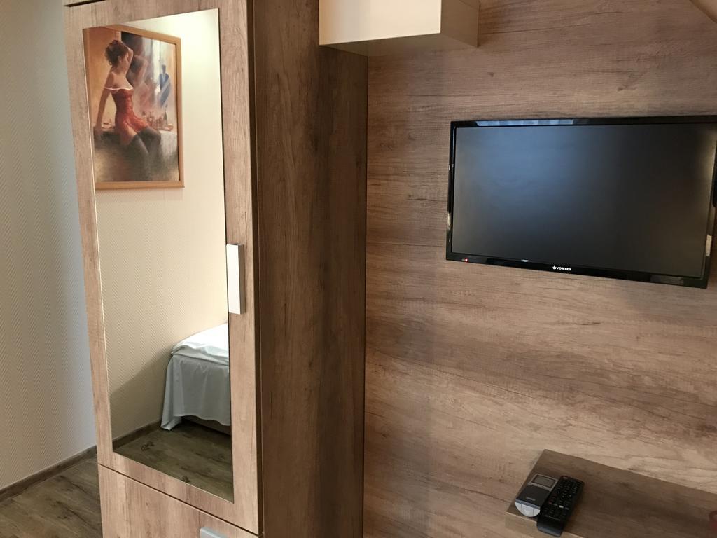 Abszolut Hotel Es Panzio Nyírbátor Buitenkant foto