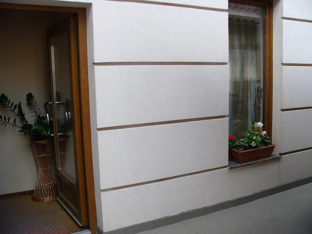 Abszolut Hotel Es Panzio Nyírbátor Buitenkant foto