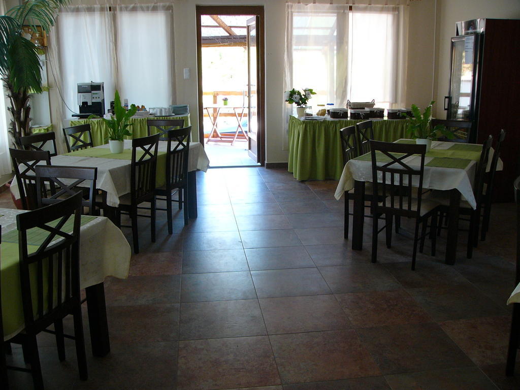 Abszolut Hotel Es Panzio Nyírbátor Buitenkant foto