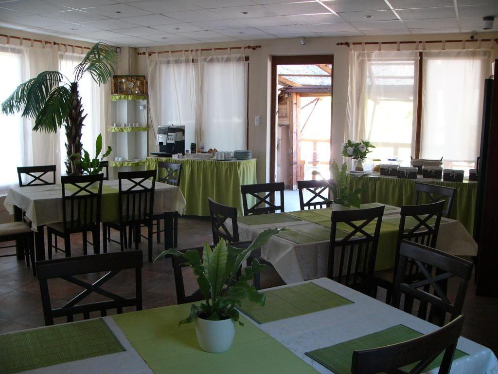 Abszolut Hotel Es Panzio Nyírbátor Buitenkant foto